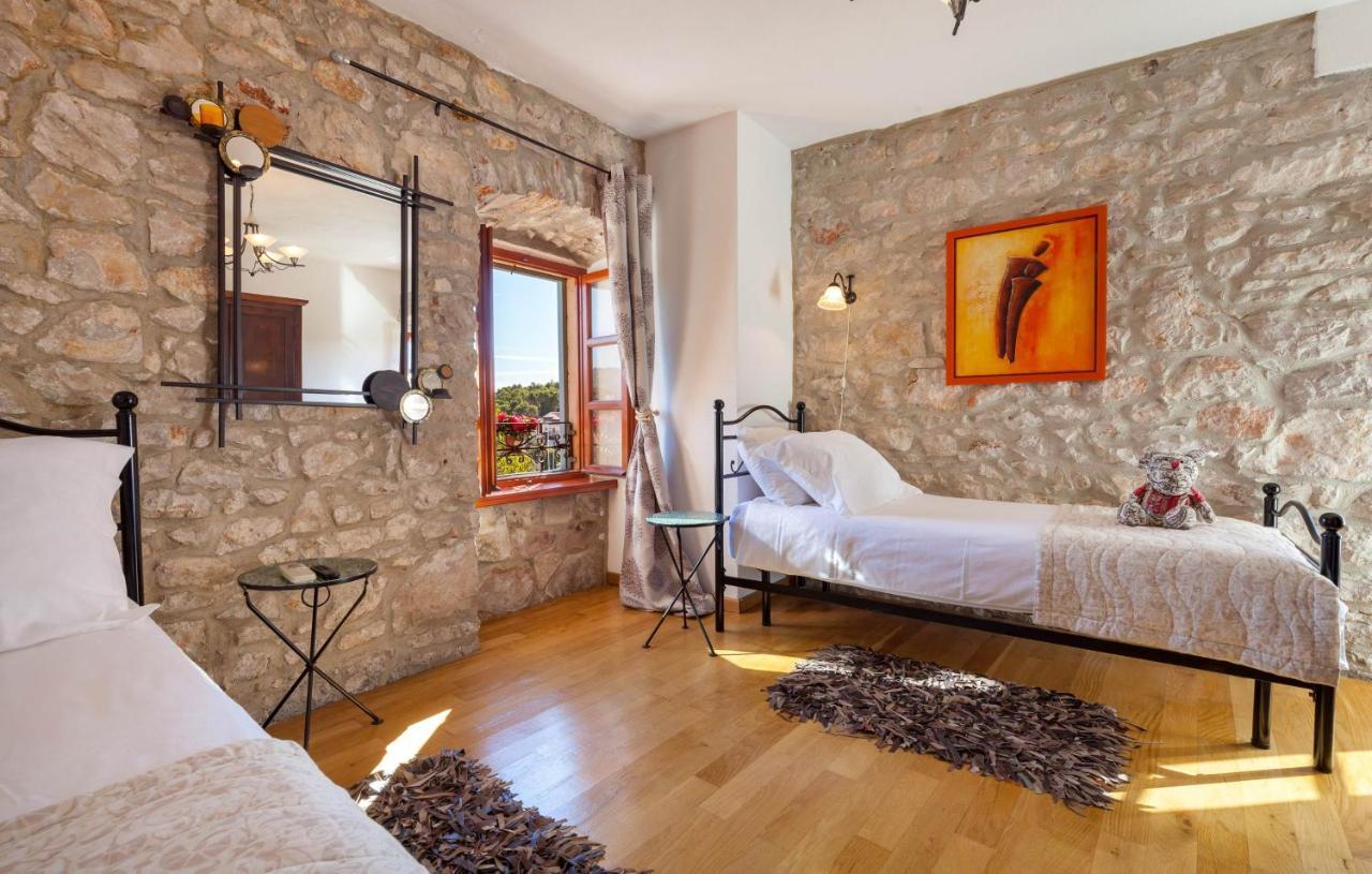 Villa Vicina Heritage Villa For 9,Milna - Close To Restaurants And Shops Kültér fotó